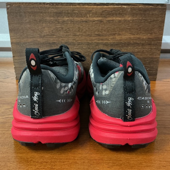 Brooks Women Cascadia 16 Louie Gong Sasquatch Trail Running Shoe Size 7.5 - Picture 3 of 9